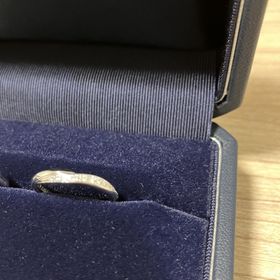 【銀座ダイヤモンドシライシの口コミ】 少し曲線になっているデザインで、指輪を付けた際に柔らかい印象がありま…