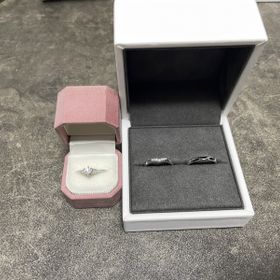 【Foulason(フレゾン)の口コミ】 セットリングであるため、婚約指輪とも違和感がない。またデザインもお揃…