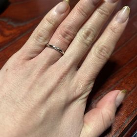 【アイプリモ(I-PRIMO)の口コミ】 真ん中にダイヤが５つ入っています。斜めに入っているため指が綺麗に見え…