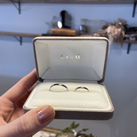 【atelier CraM(アトリエ クラム)の口コミ】 軽くて着け心地がいいです。指輪の色にも種類がたくさんあって迷いました…