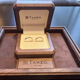 【TANZO.(鍛造指輪)の口コミ】 指輪のデザインは素敵で、着け心地が良く選んで良かったと思います。
色味…