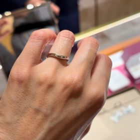 【ブルガリ(BVLGARI)の口コミ】 V字なので、指が細く、長く見えます。他店のV字リングと異なるところは、…