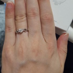 【MILK&Strawberry(ミルクアンドストロベリー)の口コミ】 プロポーズされてから婚約指輪を探しはじめました。
まずはネットでどんな…