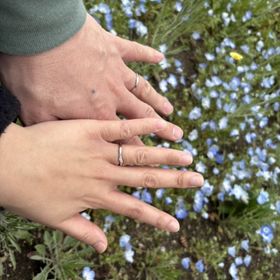 【アイプリモ(I-PRIMO)の口コミ】 誕生石を内側に入れています。お互いの指輪を合わせると一つのデザインと…