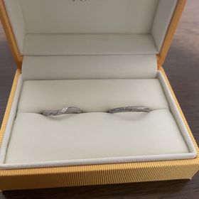 【ケイウノ ブライダル(K.UNO BRIDAL)の口コミ】 肌馴染みがいい木目金のリングを使用。指が綺麗に見えるウェーブデザイン…