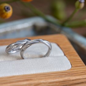 【Cayof(カヨフ)の口コミ】 結婚指輪はリバーシブルなデザインとし、３つの円(円、縁、園という意味)…