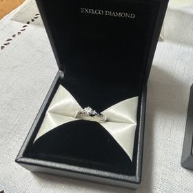 【エクセルコダイヤモンド(EXELCO DIAMOND)の口コミ】 ダイヤモンドの輝きがとにかく綺麗です。店内でみた時でも綺麗でしたが手…