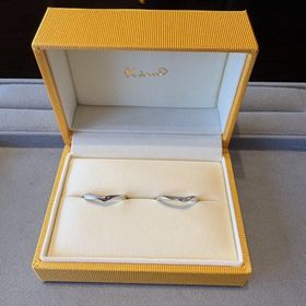 【ケイウノ ブライダル(K.UNO BRIDAL)の口コミ】 まっすぐではなく、Vラインが特徴で指を細く見せれるのがとてもいいです。…