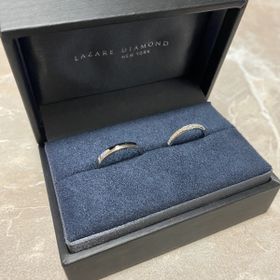 【ラザール ダイヤモンド(LAZARE DIAMOND)の口コミ】 一見普通のハーフエタニティに見えますが、真ん中に他より大きめのダイヤ…