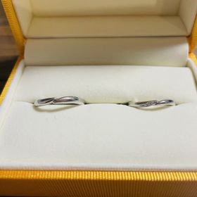 【ケイウノ ブライダル(K.UNO BRIDAL)の口コミ】 既存のデザインで、男性が女性の手の甲にキスをしている様子を模したもの…