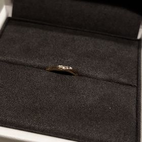 【TOWA(永遠)の口コミ】 少しウェーブがあり、ダイヤが目立ちすぎず控えめなデザインが大人ぽく可…