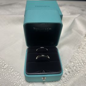 【ティファニー(Tiffany & Co.)の口コミ】 女性用の指輪はダイヤモンドが3石真ん中についていて、少し細めなストレー…