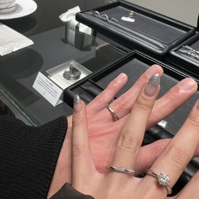 【エクセルコダイヤモンド(EXELCO DIAMOND)の口コミ】 どの角度からでもダイヤモンドが綺麗に見えます。
細さもちょうど良くて、…