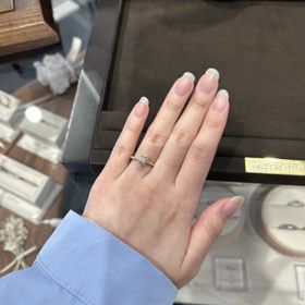 【ORECCHIO(オレッキオ)】の口コミ エメラルドカットの婚約指輪を探してオレッキオにたどり着きました。取り巻...