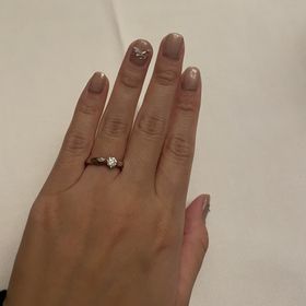 【ブルガリ(BVLGARI)の口コミ】 シンプルながらもエレガントなデザインの指輪です。真上から見ると、よく…