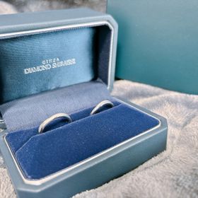 【銀座ダイヤモンドシライシの口コミ】 細かいダイヤの一つひとつの輝きがとても綺麗です。また、男性の指輪はマ…