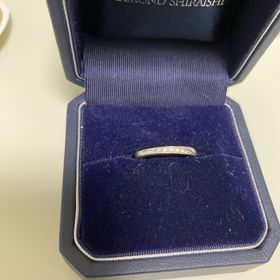 【銀座ダイヤモンドシライシの口コミ】 婚約指輪と重ね付けができるよう、同じBouquetシリーズで選びました。斜め…