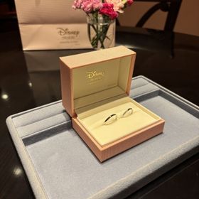 【ケイウノ ブライダル(K.UNO BRIDAL)の口コミ】 デザインはウェーブでウェーブしているところはゴールド、それ以外はシル…