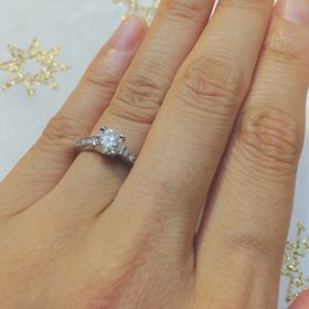【ギンザタナカブライダル(GINZA TANAKA BRIDAL)の口コミ】 ぱっと見はとてもシンプルで中央の石の輝きと大きさが目立ちます。サイド…