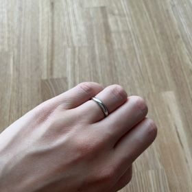 【ROYAL ASSCHER(ロイヤル・アッシャー)の口コミ】 1番シンプルなデザインを選びました。もともとシンプルなデザインが好みで…