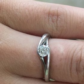 【俄(にわか)の口コミ】 ダイヤモンドを包み込むようなデザインです。もともと日常生活でも使用し…