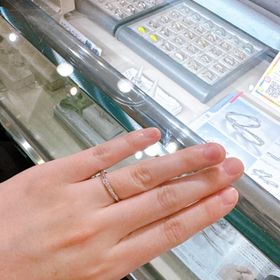 【宝寿堂(ほうじゅどう)の口コミ】 シンプルかつ綺麗に見えるデザインで、
婚約指輪と重ね付けできるデザイン…