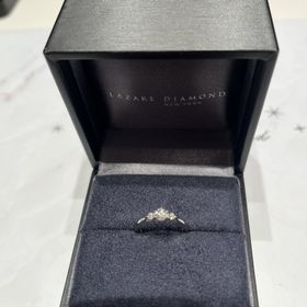 【ラザール ダイヤモンド(LAZARE DIAMOND)の口コミ】 ダイヤモンドがリング自体に埋め込ませれているデザインではないので横か…
