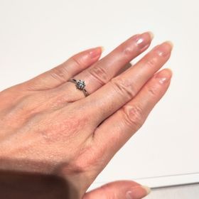 【MIKIMOTO(ミキモト)の口コミ】 素材はアレルギーが起こりにくいプラチナを選びました。テイストは王道で…