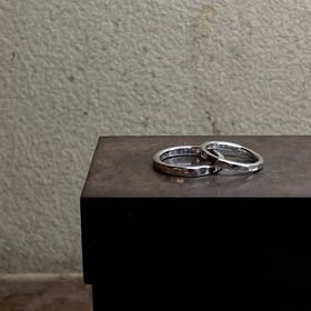 【ichi(イチ)の口コミ】 槌目を半分入れてあり、日付、イニシャル、ワンポイントのマークを入れて…