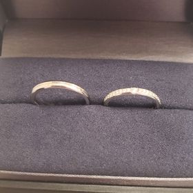 【ラザール ダイヤモンド(LAZARE DIAMOND)の口コミ】 ずっと着けても邪魔にならないデザインを意識して選びました。
彼氏が指輪…