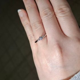 【ラザール ダイヤモンド(LAZARE DIAMOND)の口コミ】 ななめにデザインされているので着けた時に綺麗に見えるところがお気に入…