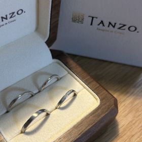 【TANZO.(鍛造指輪)の口コミ】 ウェーブでお揃い感を出しました。
指輪の内側には記念日やそれぞれの誕生…