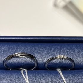 【銀座ダイヤモンドシライシの口コミ】 新婦側の指輪はポイントで3つダイヤモンドがありながらも上品さを感じるデ…