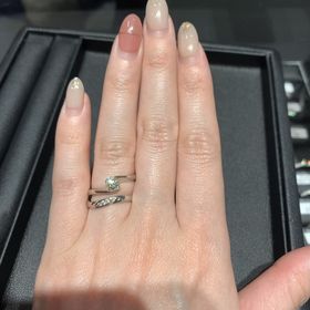 【エクセルコダイヤモンド(EXELCO DIAMOND)の口コミ】 シンプルなデザインのため、結婚指輪と婚約指輪を重ね付けしても飽きがこ…