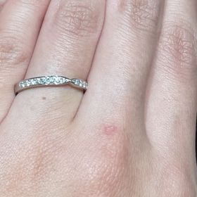 【ラザール ダイヤモンド(LAZARE DIAMOND)の口コミ】 婚約指輪との重ね付けに合う、中央を絞ったリボンのようなデザインを求め…