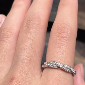 【ラザール ダイヤモンド(LAZARE DIAMOND)の口コミ】 アイヴィはゴージャスで、かつ他にないデザインで惹かれました。実際につ…