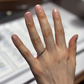 【エクセルコダイヤモンド(EXELCO DIAMOND)の口コミ】 両サイドにメレダイヤが入っているものを探しており、華奢なデザインで、…