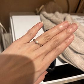 【銀座ダイヤモンドシライシの口コミ】 指が短く太いのと色も白くなく黄色味が強いため、ゴツゴツしすぎず細すぎ…