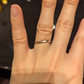 【ケイウノ ブライダル(K.UNO BRIDAL)の口コミ】 ウェーブがかったデザイン、シルバー基調にワンポイントでゴールドが入っ…