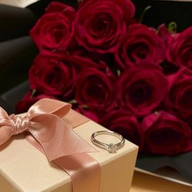 【アイプリモ(I-PRIMO)の口コミ】 シンプルなデザインながら、ダイヤが際立つ細工や台座にジレが施されてお…