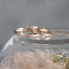 【Cayof(カヨフ)の口コミ】 指輪の色と言ったらプラチナかゴールド二択のイメージでしたが、カヨフさ…