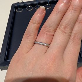 【ROYAL ASSCHER(ロイヤル・アッシャー)の口コミ】 ダイヤモンドが斜めにラインで入っているデザインで、指が綺麗に見える印…