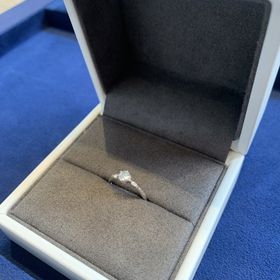 【COCKTAIL(カクテル)の口コミ】 婚約指輪のおすすめポイントは、シンプルでありながらエレガントなデザイ…