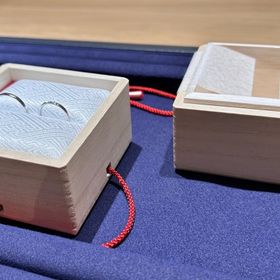 【TOMOE(トモエ)の口コミ】 どのデザインにしようか迷っていた時に指輪のデザインと指輪を入れる箱が…