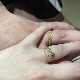 【ケイウノ ブライダル(K.UNO BRIDAL)の口コミ】 とても綺麗でペア感があり
婚約指輪とマッチしていました。唐草模様でゴー…