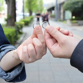 【出雲結(いずもゆい)の口コミ】 シンプルだけど、デザイン性もあり、光の当たり方で表情が変わって付けて…