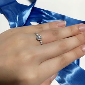 【銀座ダイヤモンドシライシの口コミ】 キラキラした物が大好きなので、シンプルよりキラキラを求めて探しました…