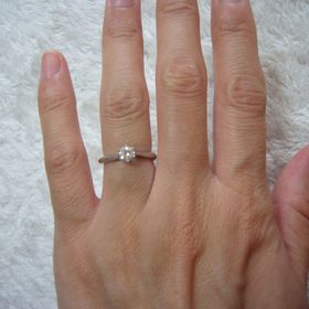 【銀座ダイヤモンドシライシの口コミ】 ダイヤモンドが付いている中心部分に向かってリングが細くなっており、ま…