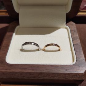 【TANZO.(鍛造指輪)の口コミ】 槌目、段差、ストレートのデザインです。
素材は私がプラチナで妻がピンク…