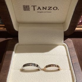 【TANZO.(鍛造指輪)の口コミ】 槌目と段差をいれたストレートの指輪にしました。
私がピンクゴールドで、…